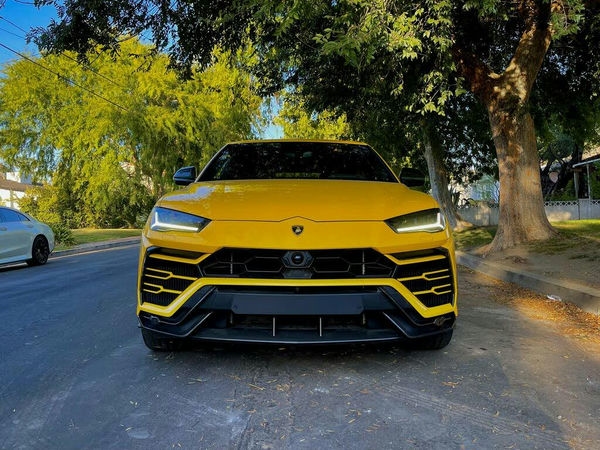 Lamborghini Urus angle 2